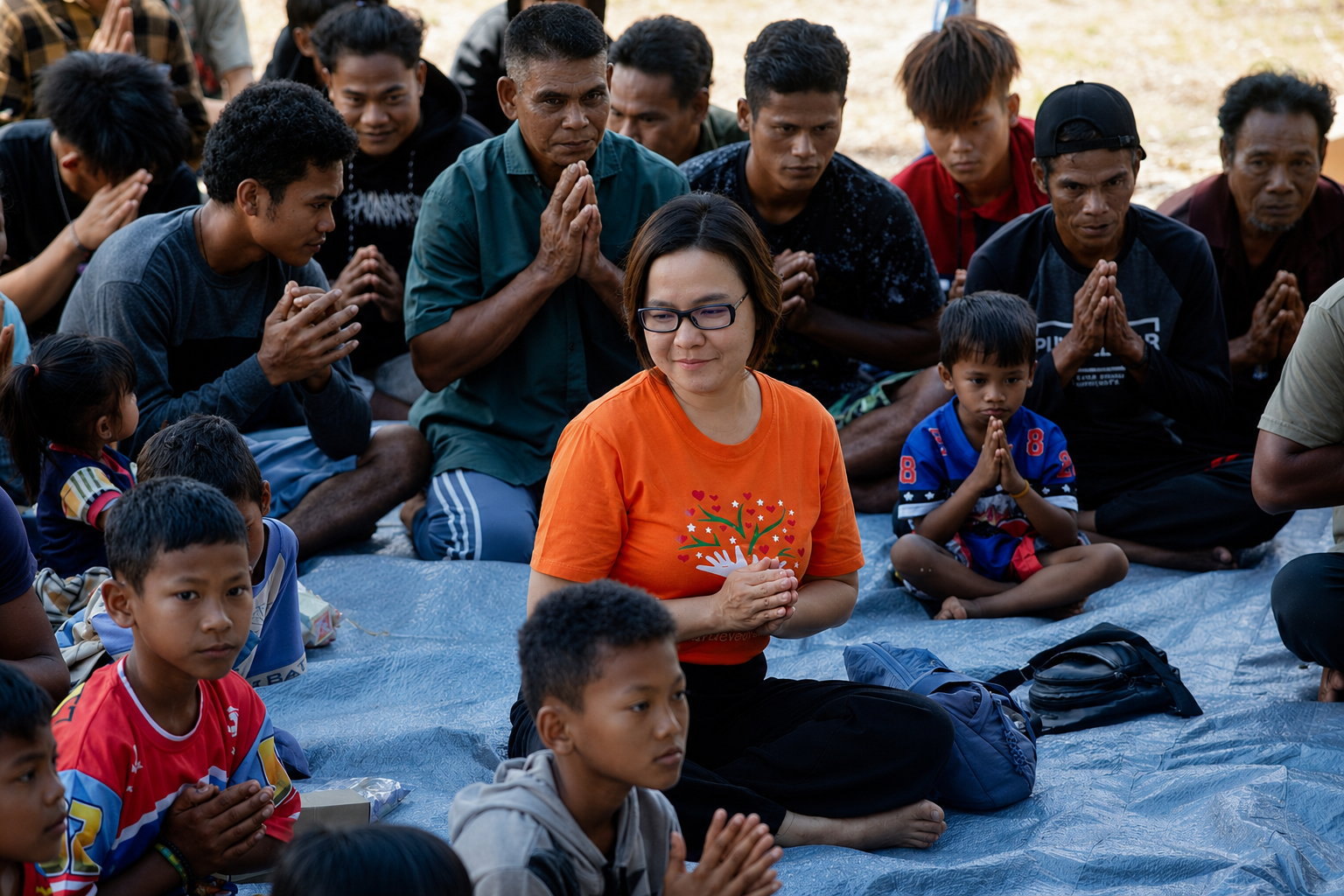 Relawan Dana Everyday bersama anak-anak dan warga dalam doa bersama